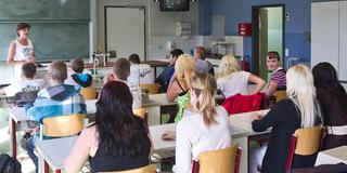 Eine Schulklasse sitzt im Unterricht (Foto: dpa/Jens Wolf)