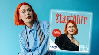 Eine Frau mit kurzen roten Haaren steht vor einer blauen Wand. Rechts daneben ist das Folgencover des Starthilfe-Cover zu sehen. (Foto: Stephi Braun)