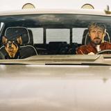 Ryan Gosling sitzt als Colt Seavers am Steuer von einem Auto, auf dem Beifahrersitz sitzt ein Hund. (Foto: IMAGO)